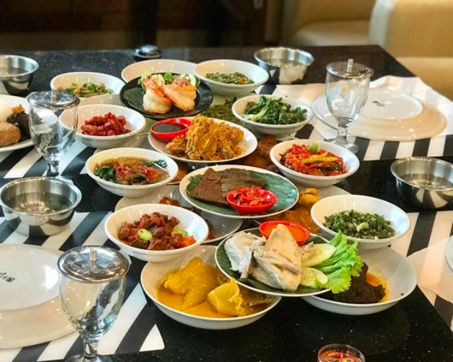 Laris Manis 5 Resto Indonesia Ini Bikin Orang Rela Antre!