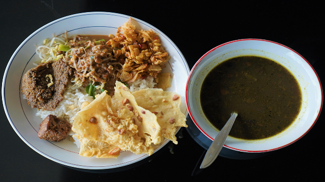 Pecel Rawon: Perpaduan Kuliner Jawa Timur yang Menggugah Selera